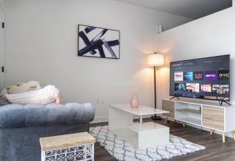 Modern 1-Bedroom Comfy Queen Bed has Balcony rooms