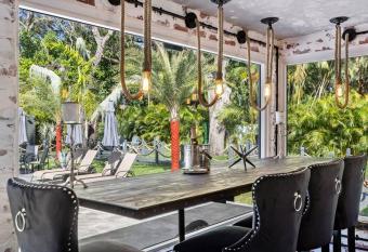 Stunning 5BD/4B House + Pool (Huge & heated) has Balcony rooms