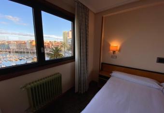 Hotel Alda Pasaje allows 18 year olds to book a room