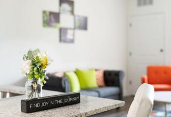 Modern luxurious 1BR Lombard has Balcony rooms