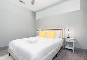 Stylish 1BR Apartment with View has Balcony rooms