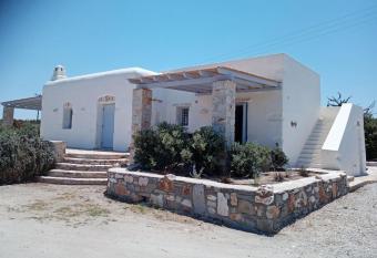 Villa Laugh, on The Limnes Beach has Balcony rooms