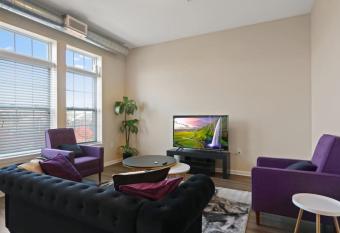 Your Cozy Fall Get Away with GYM has Balcony rooms