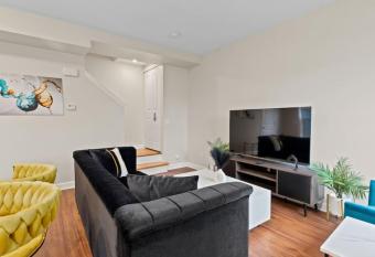 Your Cozy One Bedroom Midtown allows 18 year olds to book a room