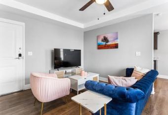 Your Cozy One Bedroom Midtown allows 18 year olds to book a room