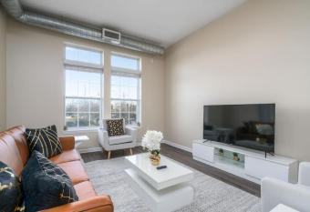 Private Room Downtown INDY has Balcony rooms