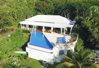 Coccoloba allows 18 year olds to book a room