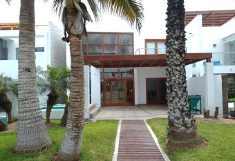 Playa tres islas casa de playa has rooms with a private hot tub