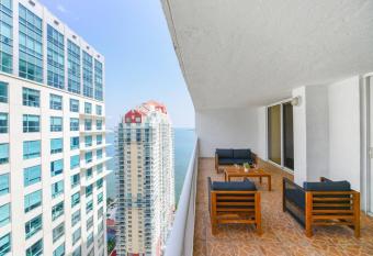 Awesome Condo at Brickell W Free Parking has rooms with a private hot tub