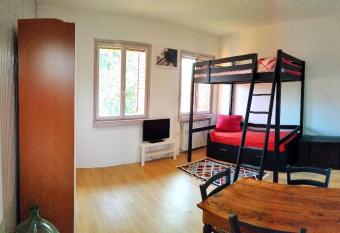 La Piracanta allows 18 year olds to book a room