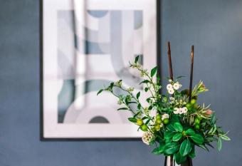 Peninsula - hosted by Excluza has rooms with a private hot tub