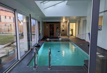 Au bout de la rue, la MER has Balcony rooms