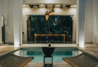 Yum Kaax Boutique Villa has rooms with a private hot tub