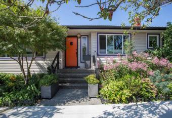 The Orange Door Bungalow- 2-BR w private yard, walkable to cafes & restaurants, 10 min to DT has Balcony rooms