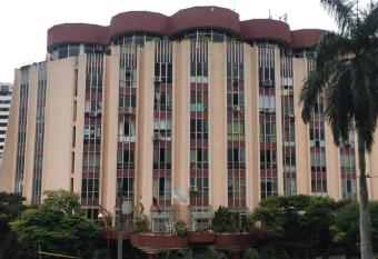 Apto Granada allows 18 year olds to book a room