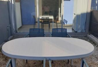 Studio 4 personnes avec jardinet    2 pas des plages  has Balcony rooms