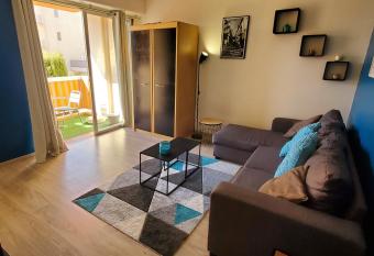 Quiet studio at 200 m of calanques and the sea has Balcony rooms