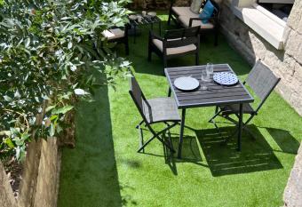 Appt dans maison typique avec jardin priv   allows 18 year olds to book a room