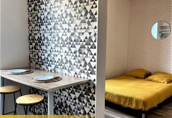 Appartement Proche Hyper Centre allows 18 year olds to book a room