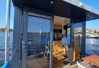 Houseboat4All p  ywaj  cy domek has Balcony rooms