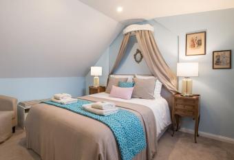 Rosebury Cottage 1 bedroom Free parking 5min from Colmar has rooms with a private hot tub