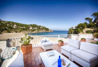 Penthouse Sa Riera has Balcony rooms