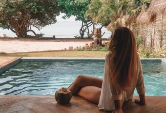 ALOE Beach Villa 1 has rooms with a private hot tub