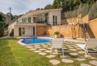 Hauzify I Villa Masclet has rooms with a private hot tub