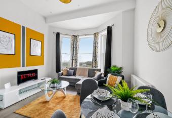 Stunning Margate Abode - Multiple  Balcony has Balcony rooms