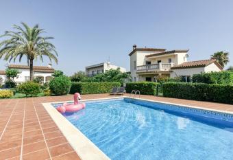 Flores has Smoking/Balcony rooms