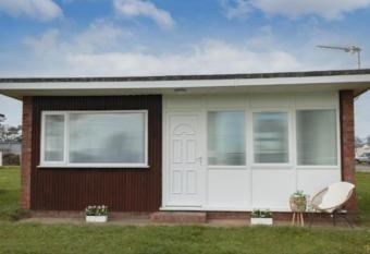 Instagram Ready 2 Bed Coastal Chalet in Hemsby has Balcony rooms