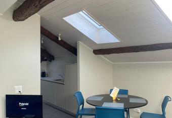 Appartamento in pieno centro allows 18 year olds to book a room