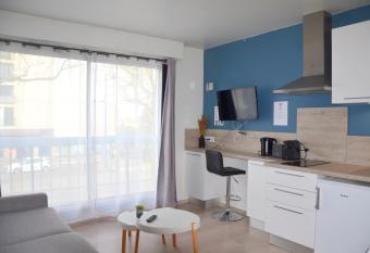 Charmant studio, proche de tout allows 18 year olds to book a room