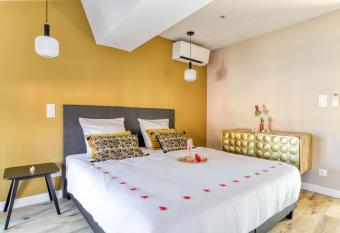 Les Cl  s de Laure - Le 11 JACUZZI avec Terrasses Clim Netflix Parking has rooms with a private hot tub