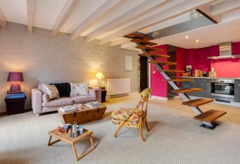 Le Cocon Vaugelas allows 18 year olds to book a room