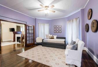 Cozy Old Louisville One Bedroom Apartment has Balcony rooms