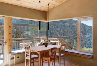 Pitschlhof Apt Zirbe has Balcony rooms