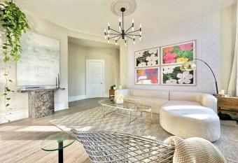 The Warhola Bloomfield by Luxe PGH has Balcony rooms