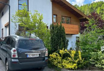 Bijou Guest House has Balcony rooms