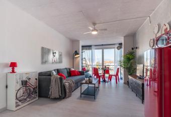 Estudio en 1   linea con vistas al puerto deportivo by InsideHome allows 18 year olds to book a room