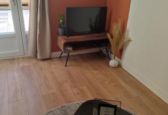    Patio - Suite de charme et spa privatif has rooms with a private hot tub