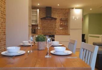 Stunning 2 Bed City Apartment Near St James Park. Newcastle Upon Tyne has Balcony rooms