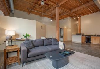 Fully Equipped Downtown 2BR 2BA loft w Rooftop allows 18 year olds to book a room