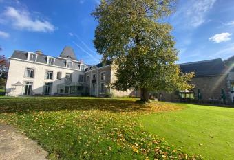La chambre et le studio du ch  teau du golf de Bernalmont allows 18 year olds to book a room