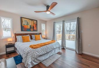 Near Skiing Resorts/Lakefront Pocono Home has Balcony rooms