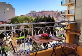 Studio proche plage et commerces has Balcony rooms
