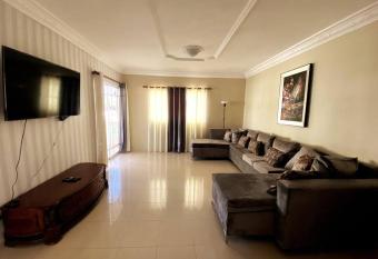 Amplia y Fresca Casa Familiar a minutos del aeropuerto allows 18 year olds to book a room