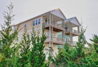 Pet friendly 3 bedroom home - steps to the beach! has Balcony rooms