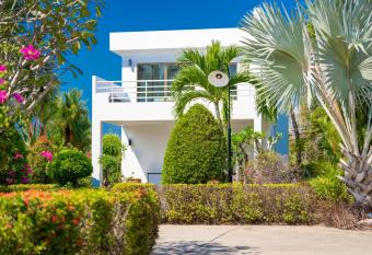 Le Corbusier Style Villa In Green Neighbourhood with Pool has Balcony rooms