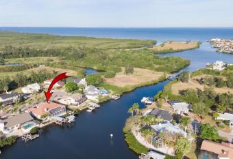 941 Bunker View Dr has rooms with a private hot tub